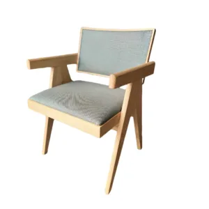 Sillas De Madera Y Tapiz Verde